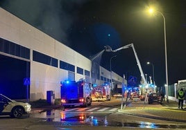 Aparatoso incendio junto a la nave de Inés Rosales en la autovía A-49, en Huévar del Aljarafe