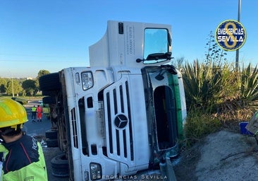 Un conductor resulta herido tras volcar su camión en la Avenida de Palmas Altas de Sevilla