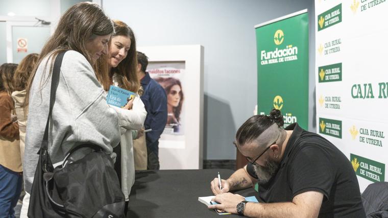 Vico dedica ejemplares de su libro tras la presentación de 'Era de Idiotas' tras la presentación celebrada recientemente en Utrera