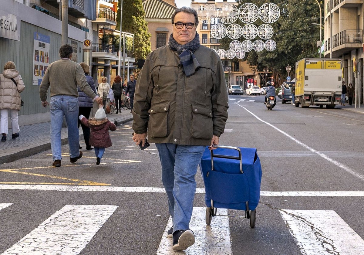 Álvaro Pastor, camino de hacer la compra en el mercado de la Encarnación