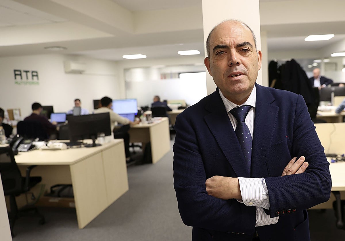 Lorenzo Amor en las instalaciones de la Asociación de Trabajadores Autónomo que preside