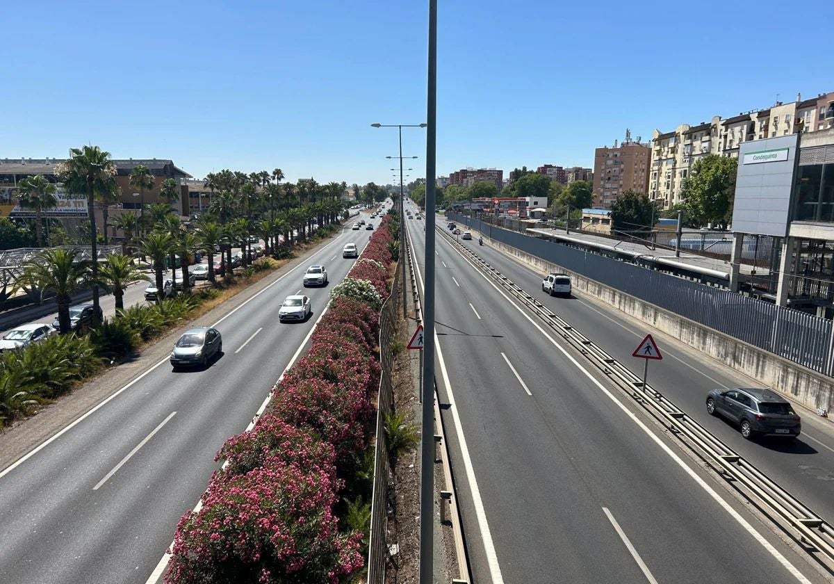 La carretera de Utrera a su paso por el barrio nazareno de Montequinto