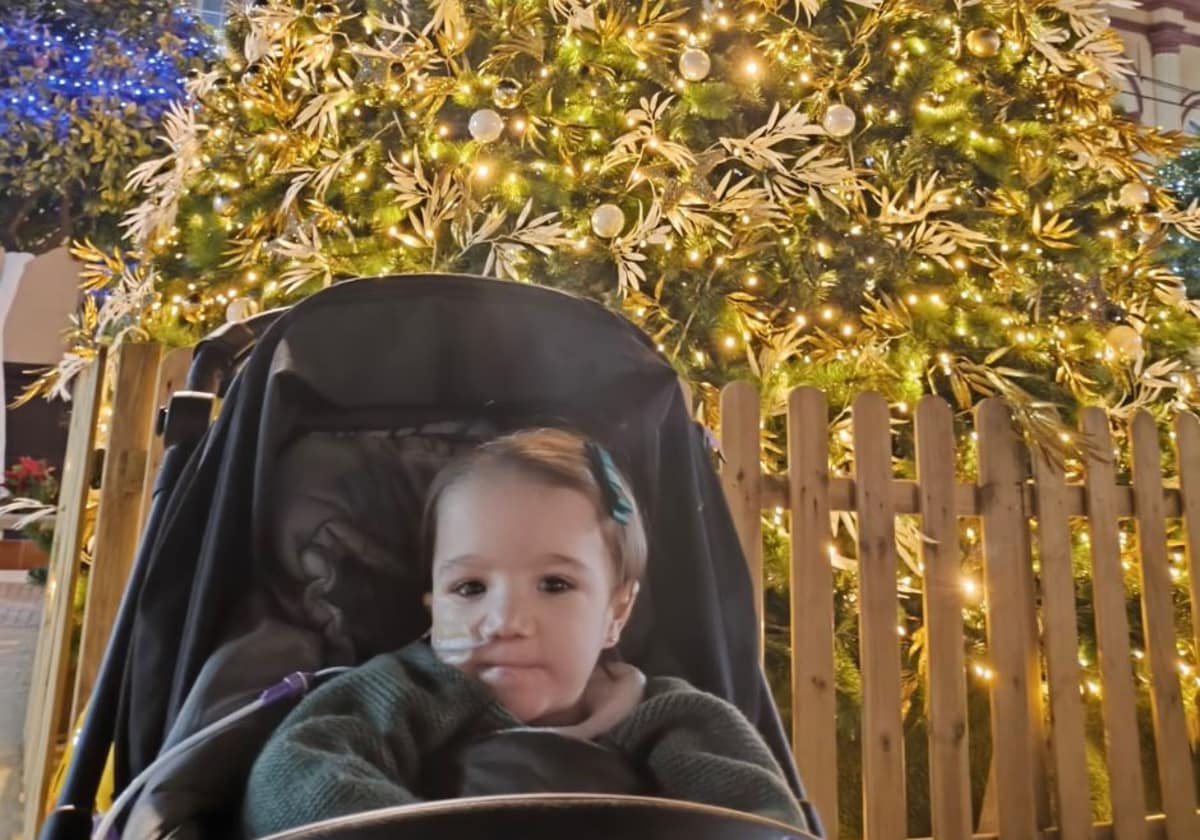 Elena junto al árbol de Navidad que ha puesto el Ayuntamiento en la Plaza de la Corredera