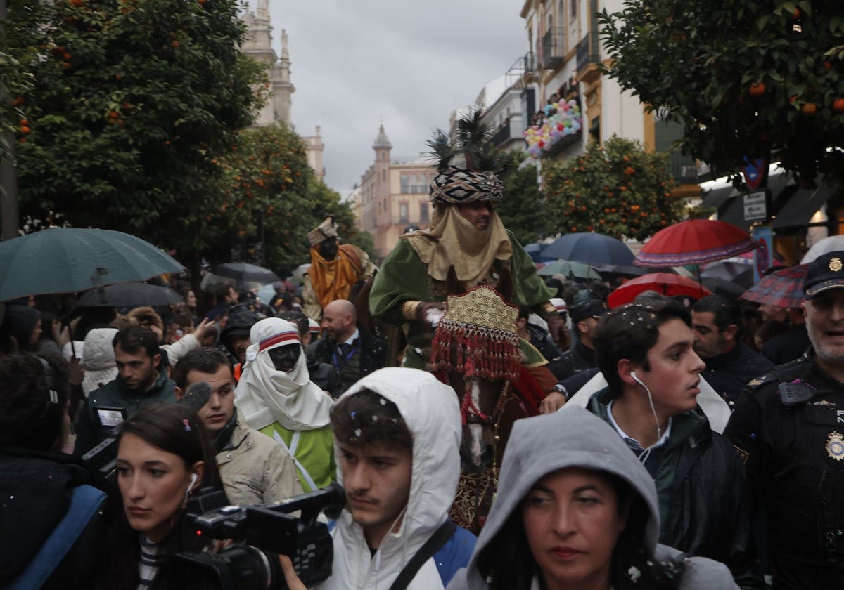 El heraldo del Ateneo de la pasada Navidad se vio sorprendido por la lluvia en su recorrido