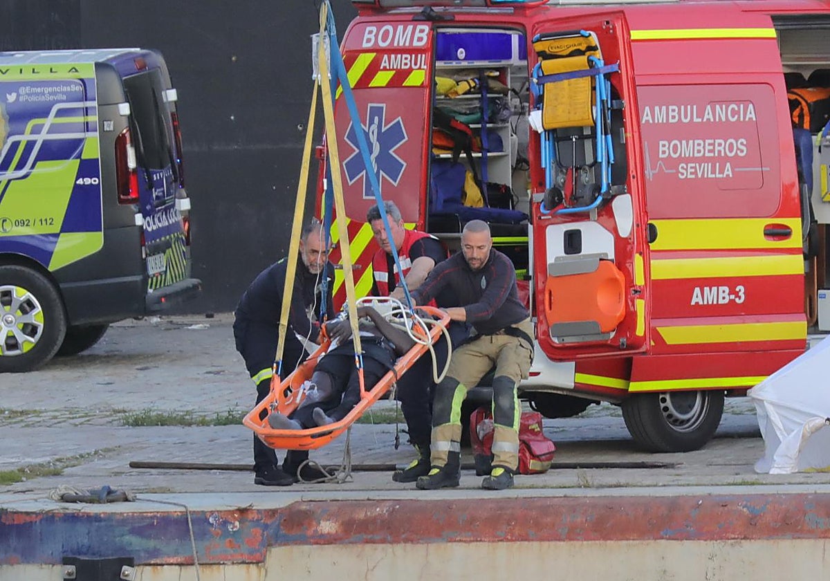 Momento en el que el mantero fallecido fue sacado del río