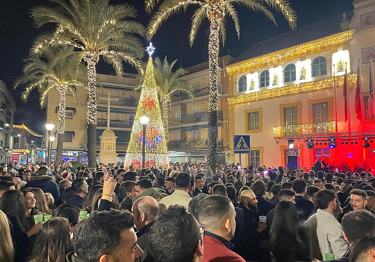 Momento de la 'Tardebuena' en Dos Hermanas, en la plaza de la Constitución
