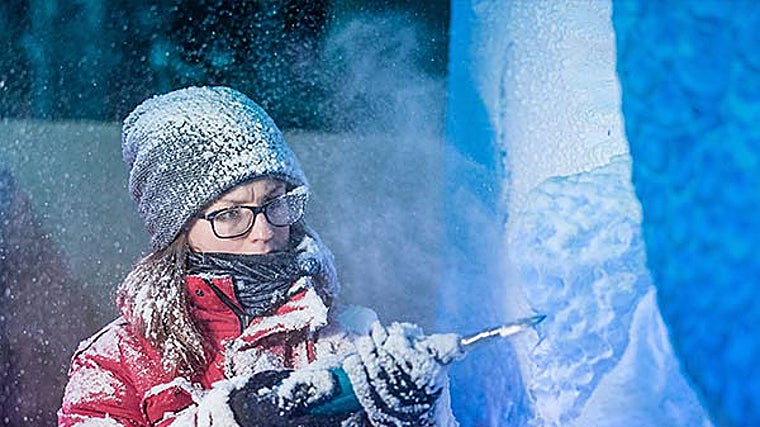 En la exposición Helarte es posible ver en directo a artistas trabajando el hielo