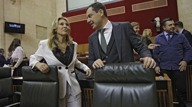 Carolina España y Juanma Moreno en el Parlamento de Andalucía