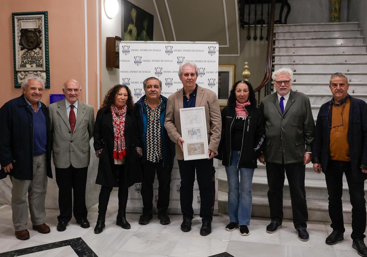 Domingo Martínez González, en el centro, presentando 'Los últimos monos en el Ateneo