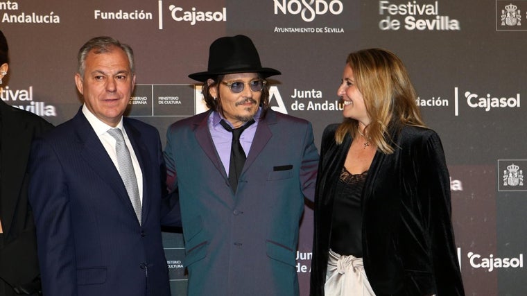 Johnny Depp junto a José Luis Sanz y Angie Moreno, en el Festival de Cine de Sevilla