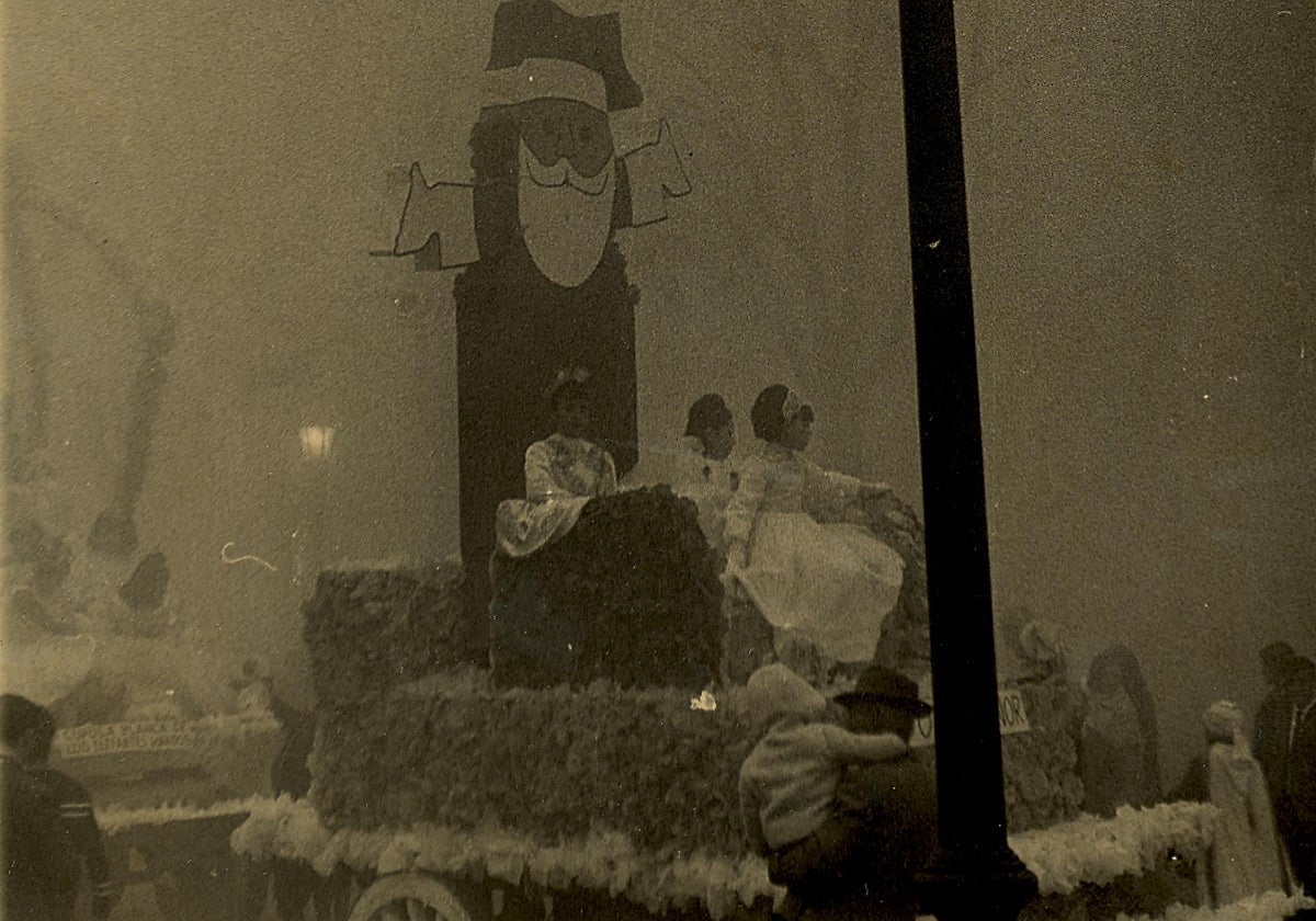 La imagen de una de las carrozas en medio de la niebla