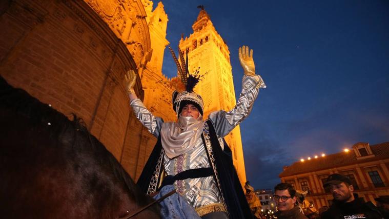 El Heraldo Real bajo la Giralda