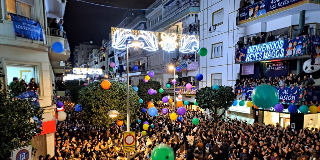 Cabalgata de Reyes Magos 2025 en Sevilla: Se desata la locura en la calle  Asunción pese a la lluvia