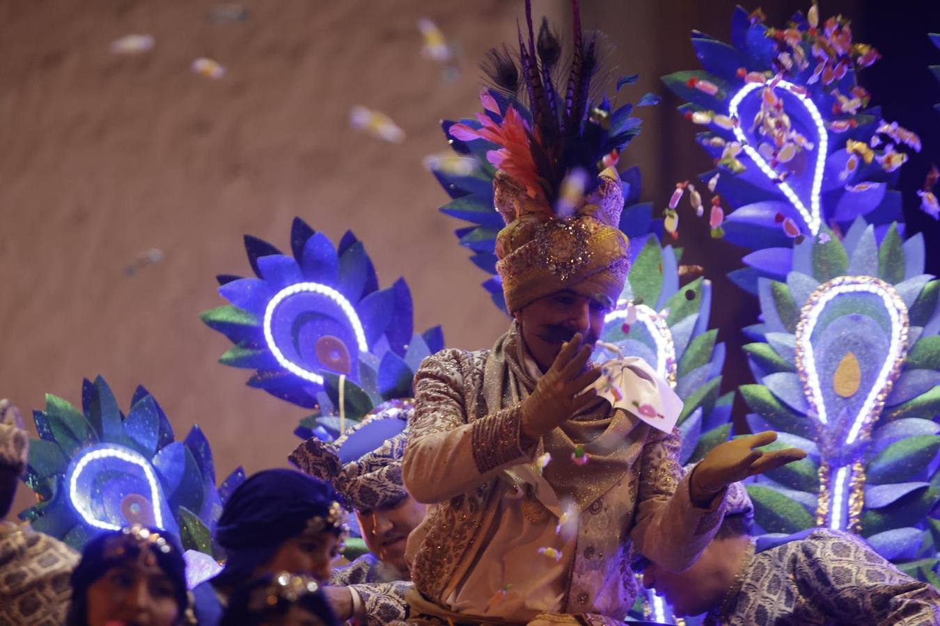 Cabalgata de los Reyes Magos de Sevilla, ya de noche por las calles del Centro