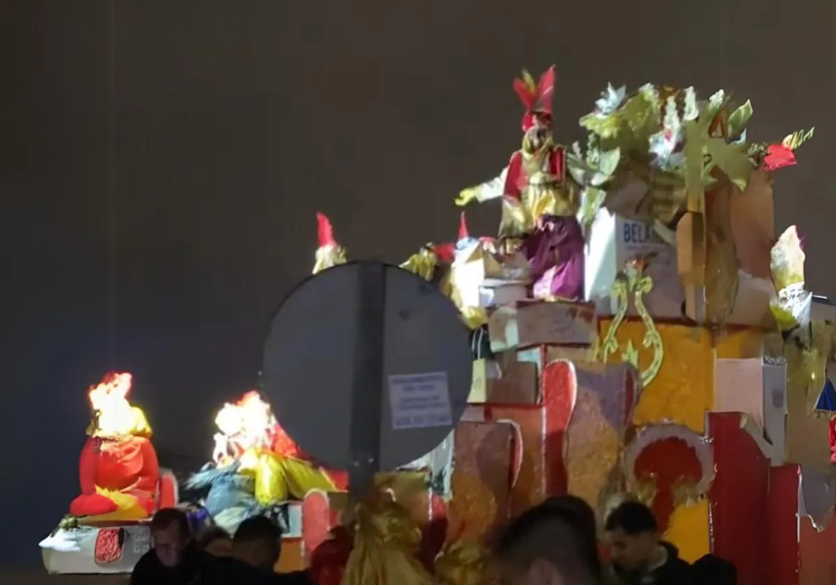 Momento en el que la carroza del Rey Baltasar en Bormujos se engancha en una señal