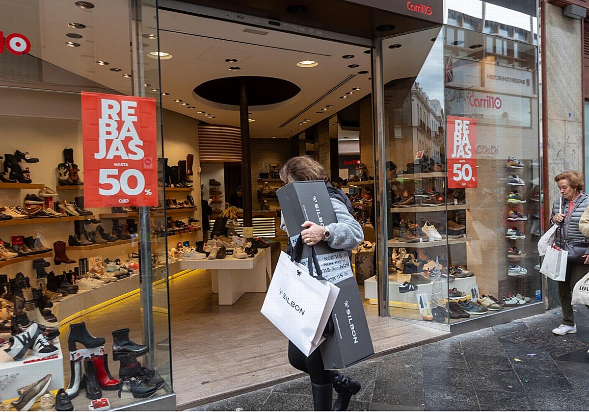 Tiendas con los carteles de rebajas en Sevilla
