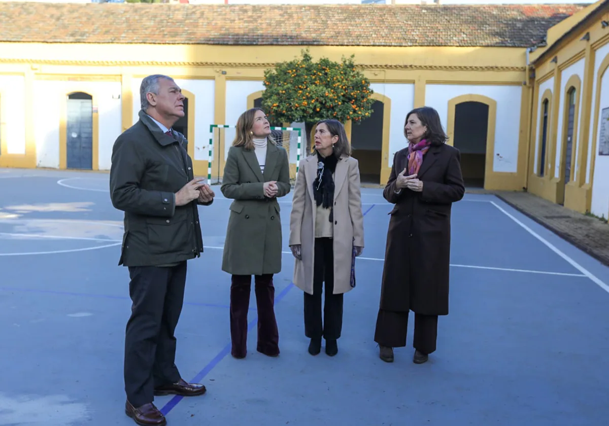 El alcalde de Sevilla, José Luis Sanz, ha visitado este martes el CEIP Borbolla