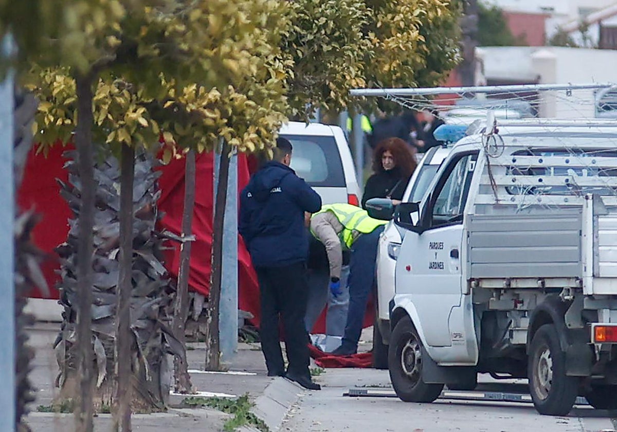 Agentes actuando en el lugar donde se ha producido el crimen