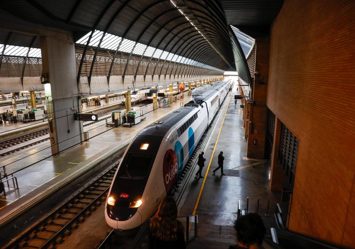 Un tren de Ouigo en la estación de Santa Justa de Sevilla