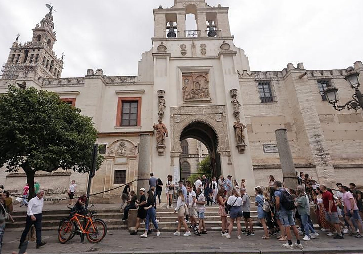 Turistas en lso alrededores de la Catedral de Sevilla