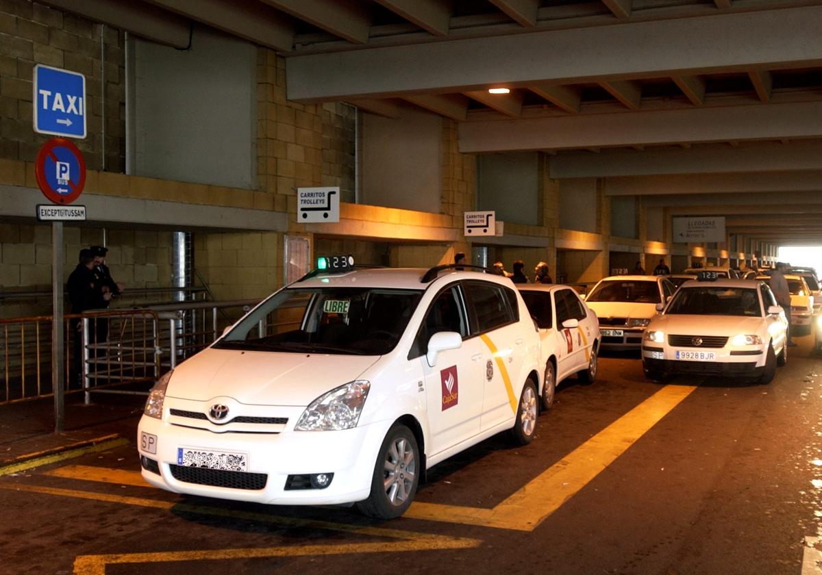 Parada de taxis en el aeropuerto de San Pablo en Sevilla