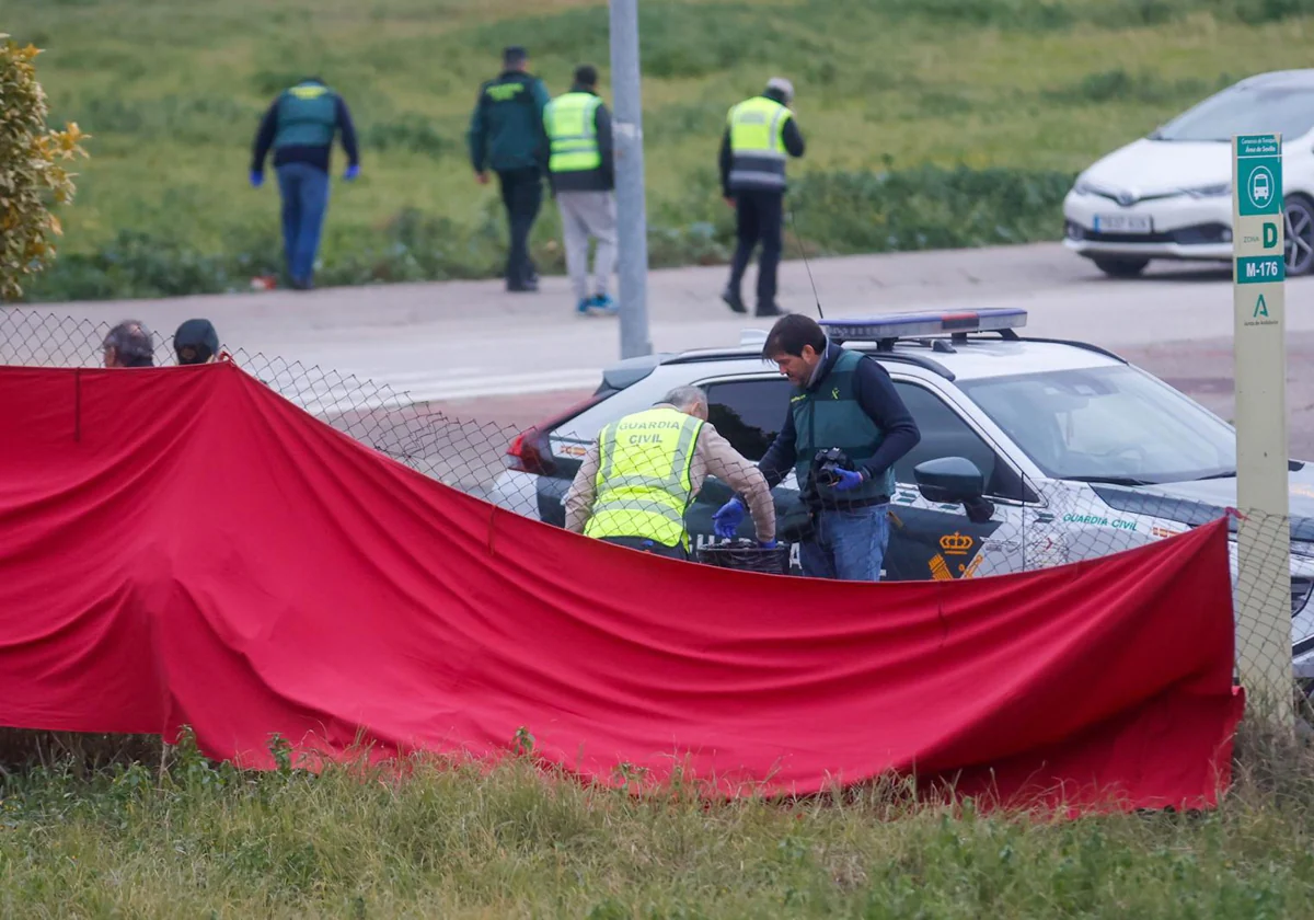 Agentes actuando en el lugar donde se produjo el asesinato