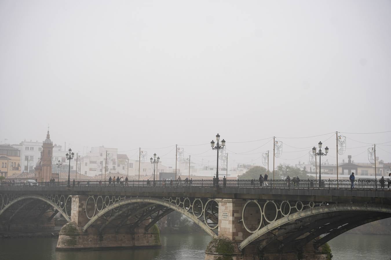 Estampas bonitas y fantasmagóricas a la vez de los rincones de Sevilla con niebla