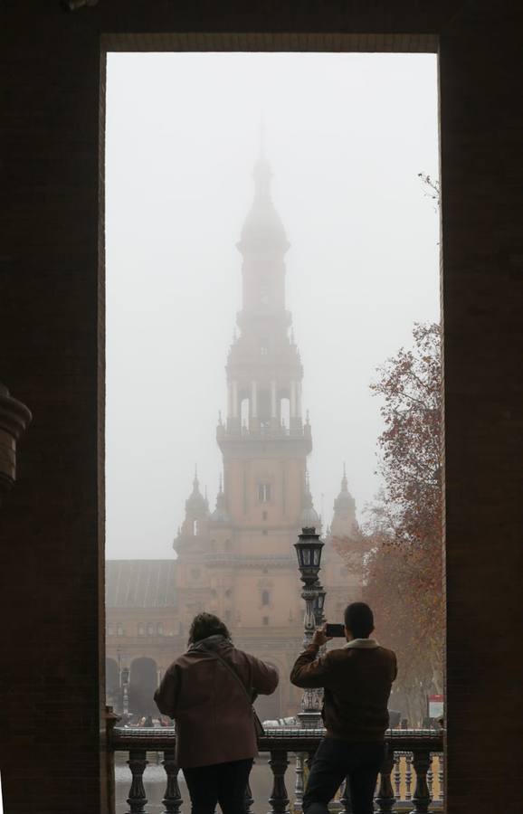 Estampas bonitas y fantasmagóricas a la vez de los rincones de Sevilla con niebla