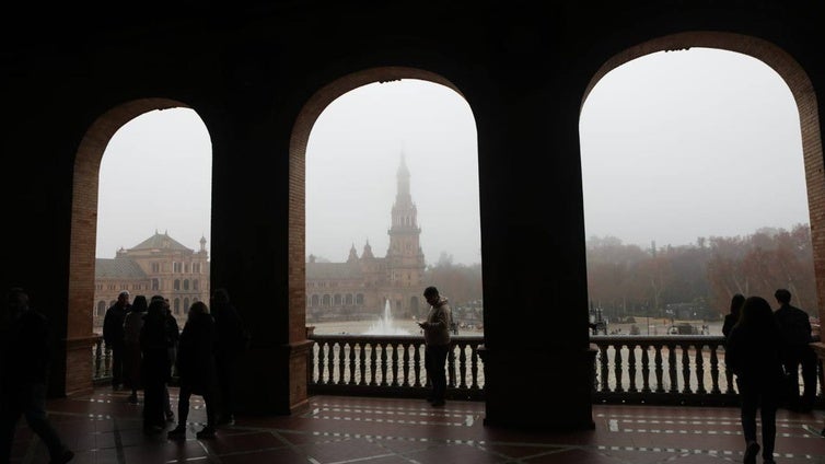 La niebla nos regala una Sevilla distinta