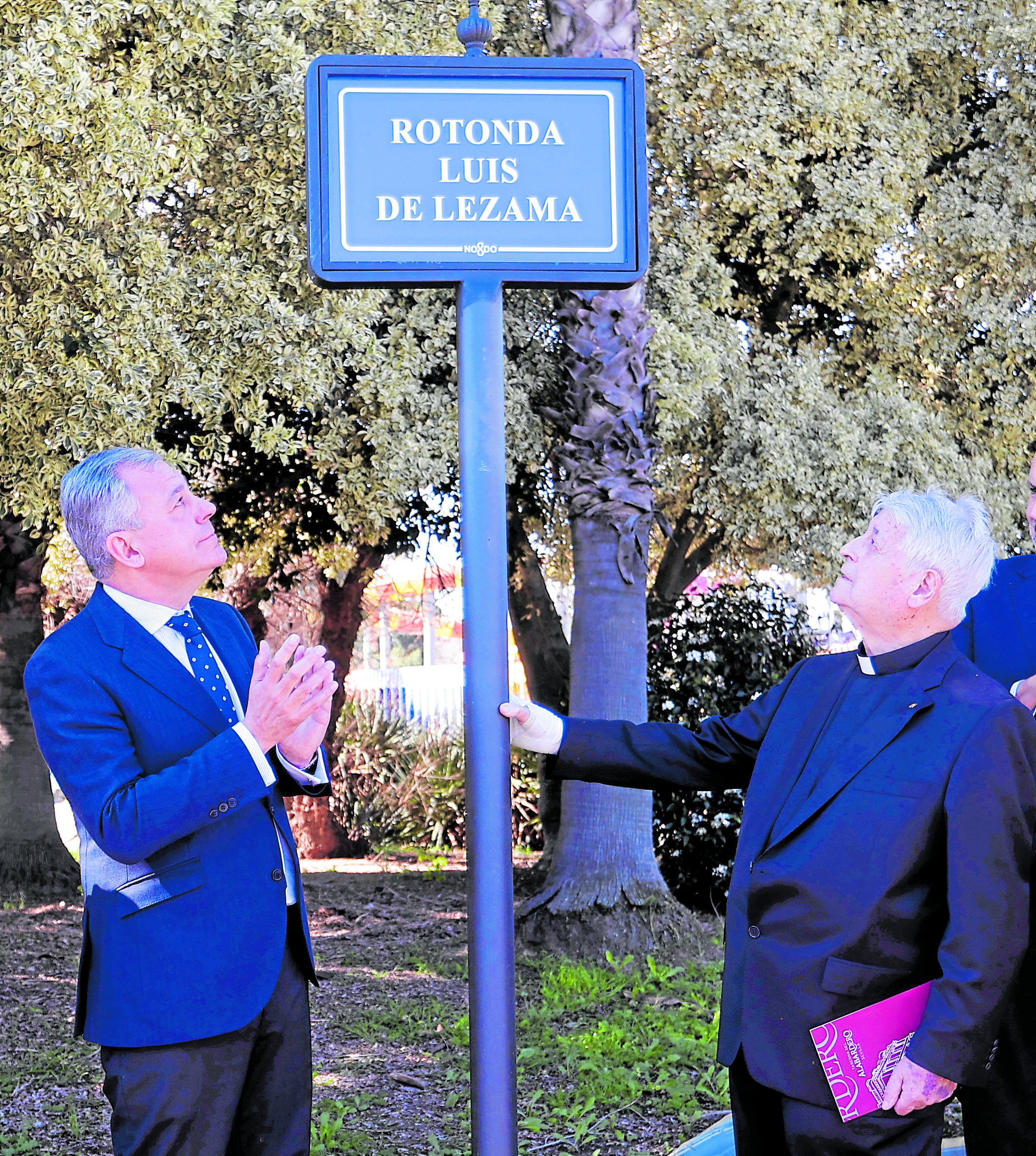 Inauguración de la rotonda Luis de Lezama en Sevilla en presencia del sacerdote y el alcalde José Luis Sanz