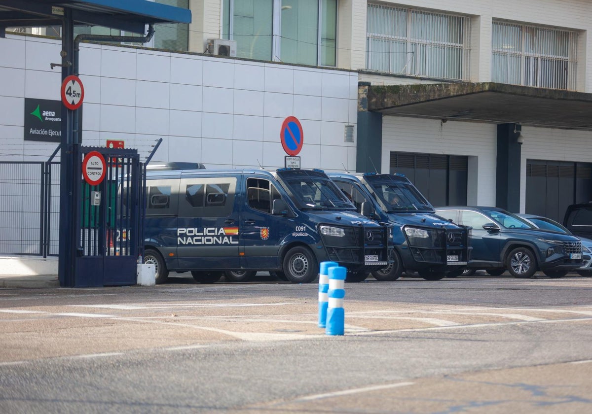 Furgones de la Policía Nacional, el pasado jueves en el aeropuerto de Sevilla