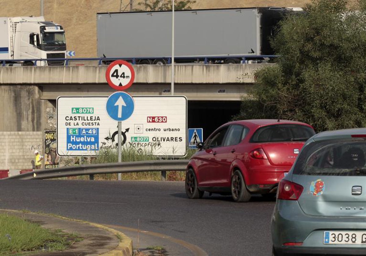 Vehículos circulando por La Pañoleta en Camas