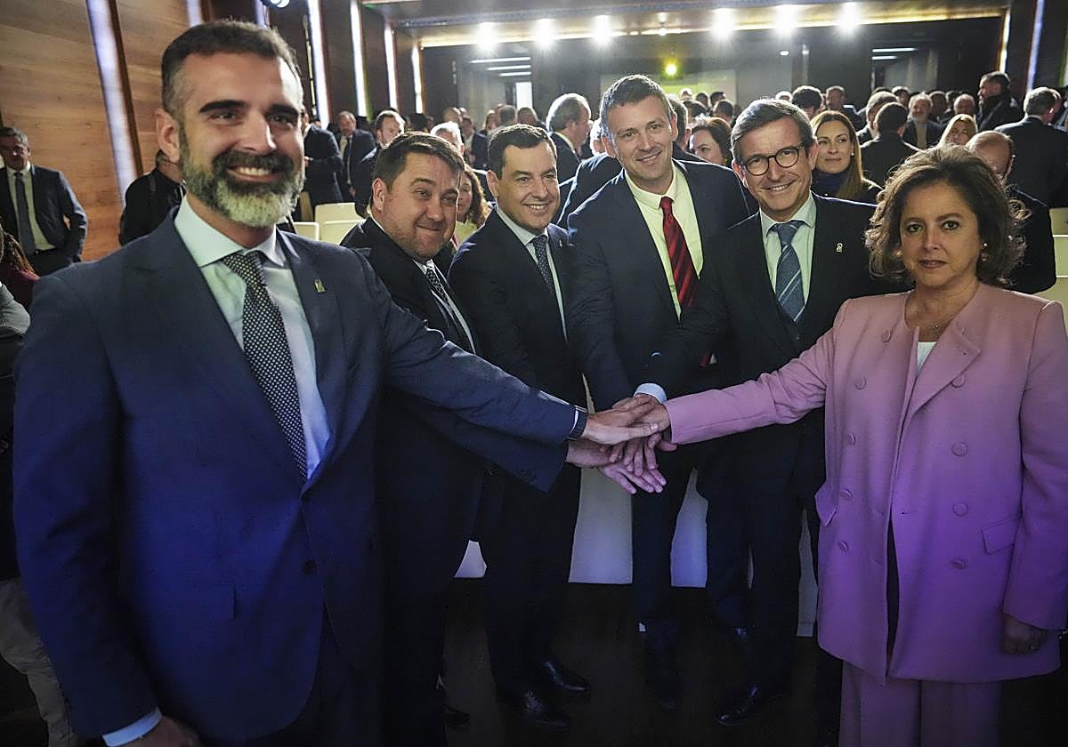 El presidente de la Junta de Andalucía, Juanma Moreno, con diferentes autoridades políticas durante la presentación de la alianza