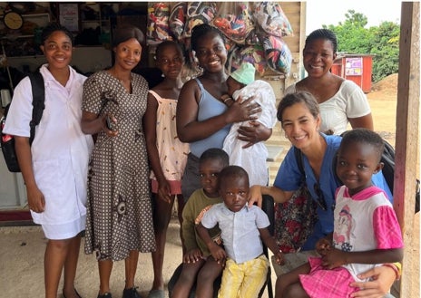 Imagen secundaria 1 - Arriba, Paula López con otro cooperante español y sanitarios locales de la clínica de San Juan de Dios de Amrahia. Debajo, una imagen con población autóctona y otra de la enfermera tomada en el Hospital San Juan de Dios del Aljarafe, donde desarrolla su trabajo habitualmente