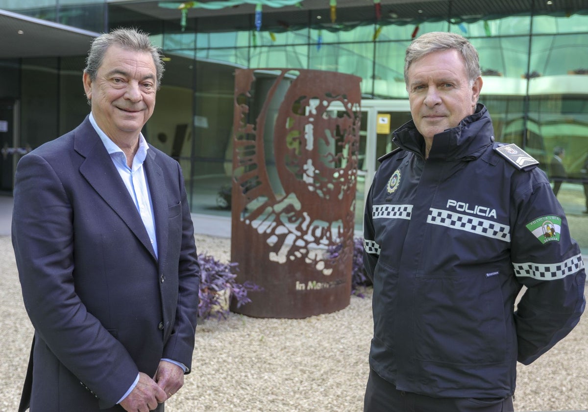 El delegado de Seguridad, Ignacio Flores, y el director de la Policía Local de Sevilla, Antonio Luis Moreno, junto al monumento memorial a los agentes fallecidos