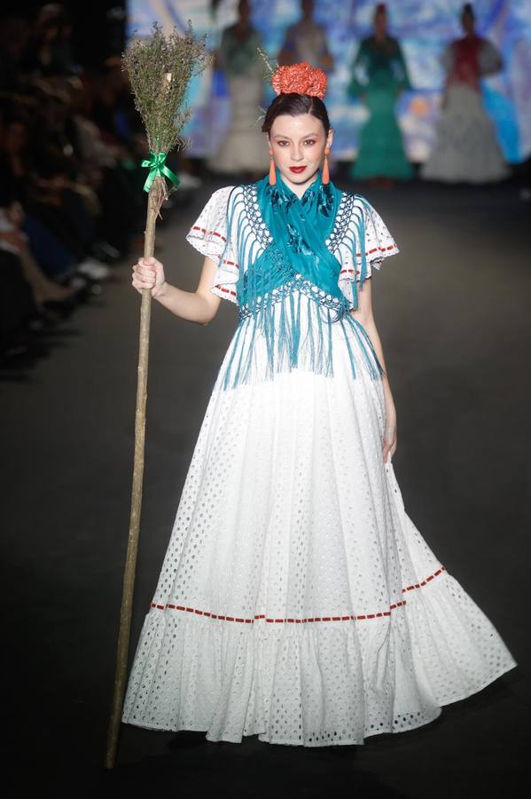 Mucho público presenció el desfile benéfico en favor de la Hermandad del Rocío de Triana