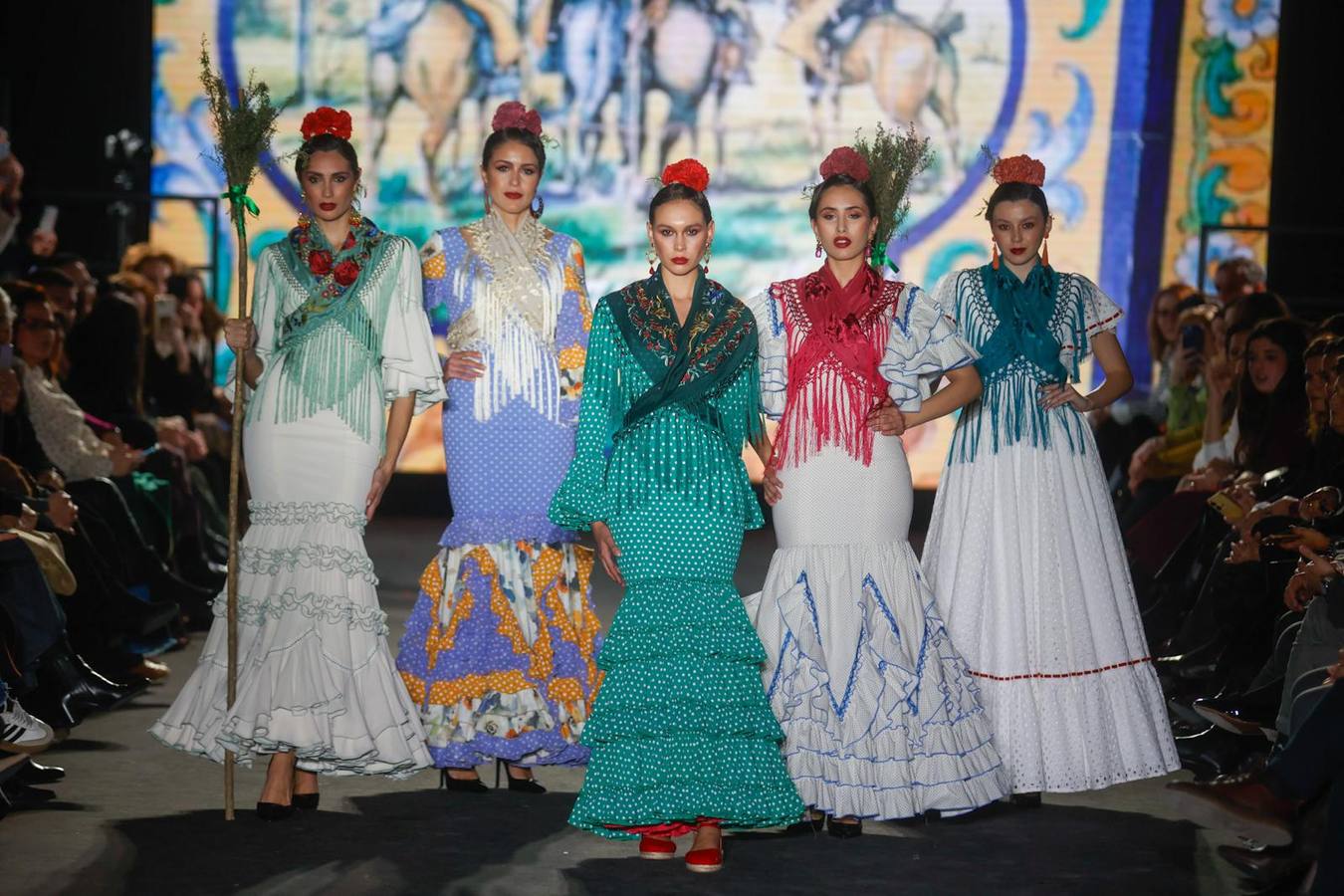 Mucho público presenció el desfile benéfico en favor de la Hermandad del Rocío de Triana