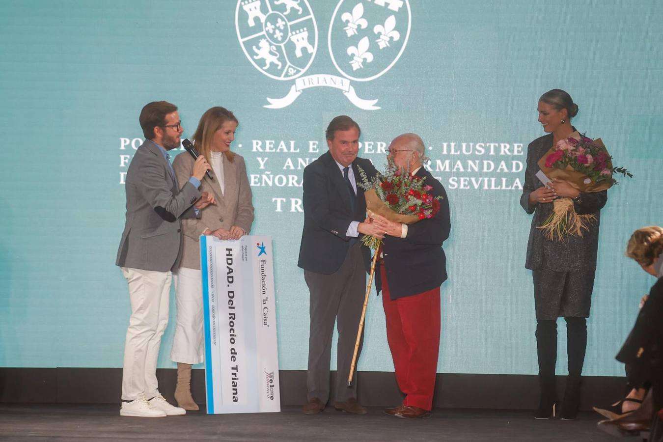 Mucho público presenció el desfile benéfico en favor de la Hermandad del Rocío de Triana