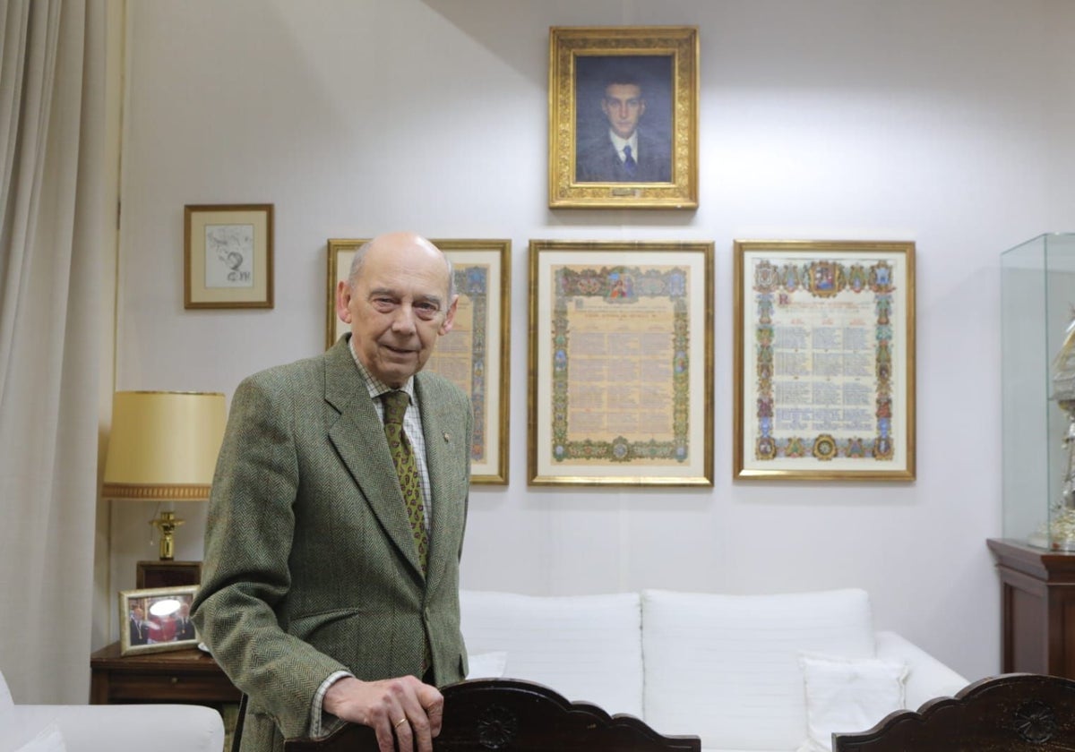 Emilio Boja en el despacho del presidente del Ateneo de Sevilla