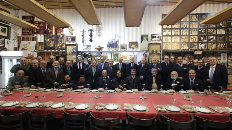 La reunión en torno al pregonero con la tertulia El Cirio Apagao