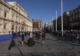 Imágenes del acto de aniversario de la Policía Nacional en la plaza de San Francisco en Sevilla