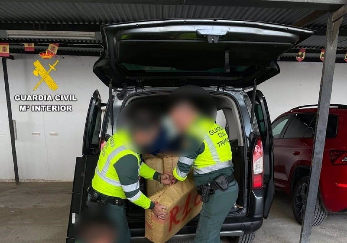 Agentes inspeccionan el vehículo interceptado