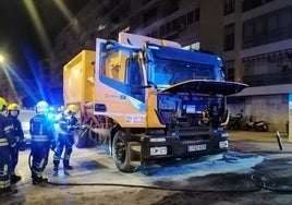 Sofocan el incendio de un camión de Lipasam en el barrio de Los Remedios de Sevilla