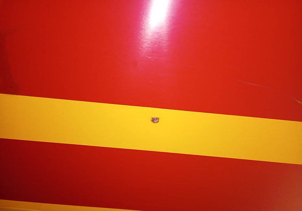 Imagen del impacto del autobús en las Tres Mil Viviendas ayer