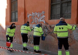 Los 'antigrafiti' limpian en Sevilla en un año el equivalente a siete campos de fútbol