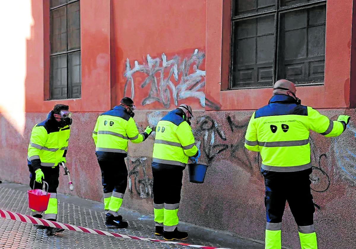 Los 'antigrafiti' limpian en un año el equivalente a siete campos de fútbol