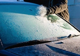 Ni agua caliente ni usar los limpiaparabrisas: esta es la mejor forma de eliminar el hielo del cristal de tu coche