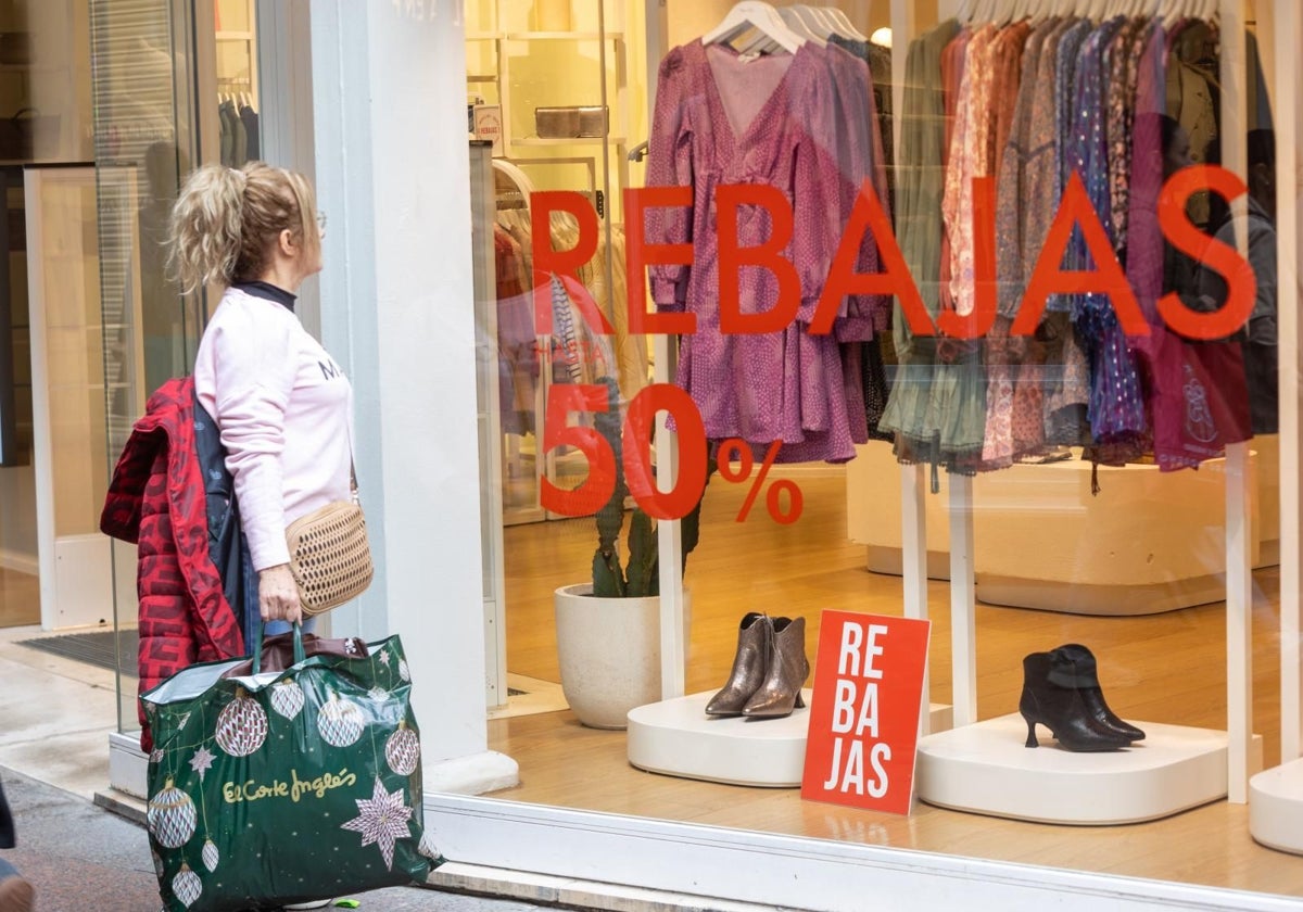 Un escaparte de un comercio en Sevilla anunciando rebajas este enero