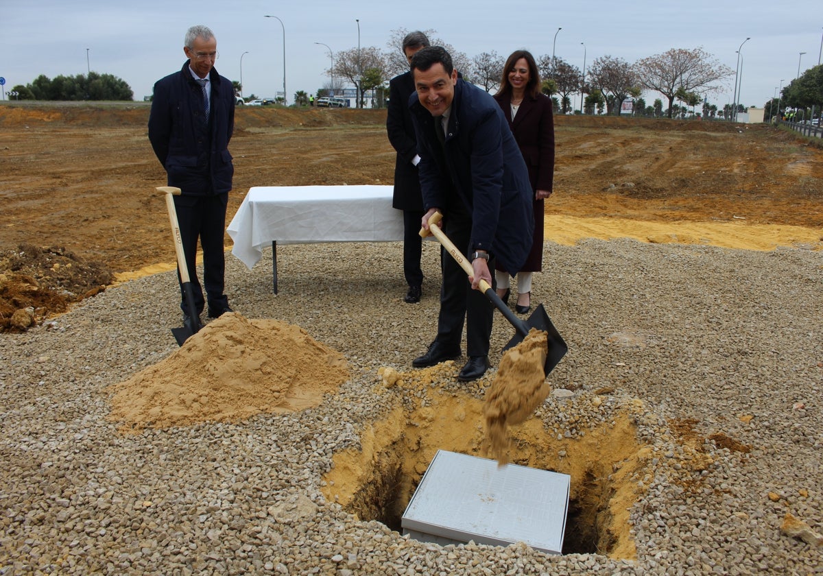 Juanma Moreno colocando la primera piedra de esta promoción de viviendas que se va a construir en Utrera