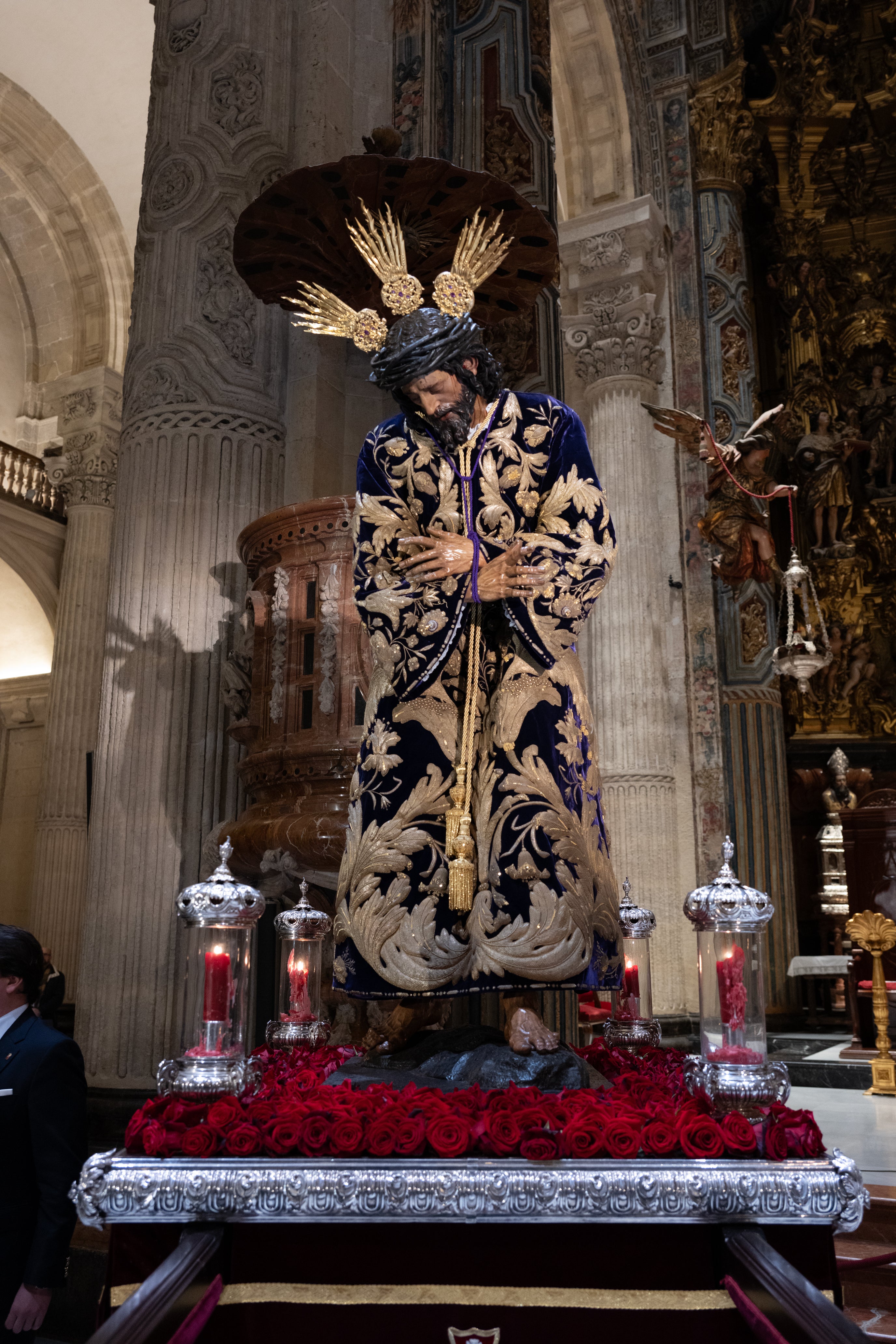 Pasión cierra los cultos del Señor con el traslado a la capilla sacramental